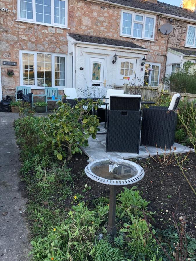 Welsh Country Cottage In Beautiful Village Llandudno Junction Eksteriør billede