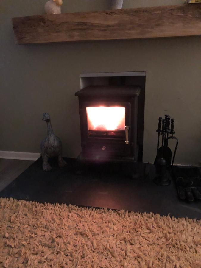 Welsh Country Cottage In Beautiful Village Llandudno Junction Eksteriør billede