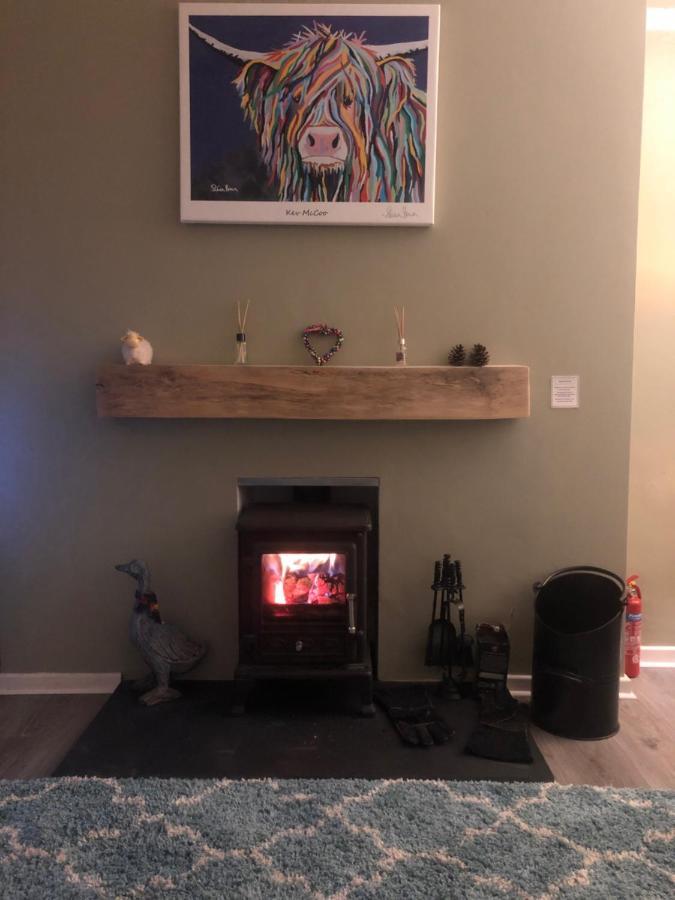 Welsh Country Cottage In Beautiful Village Llandudno Junction Eksteriør billede